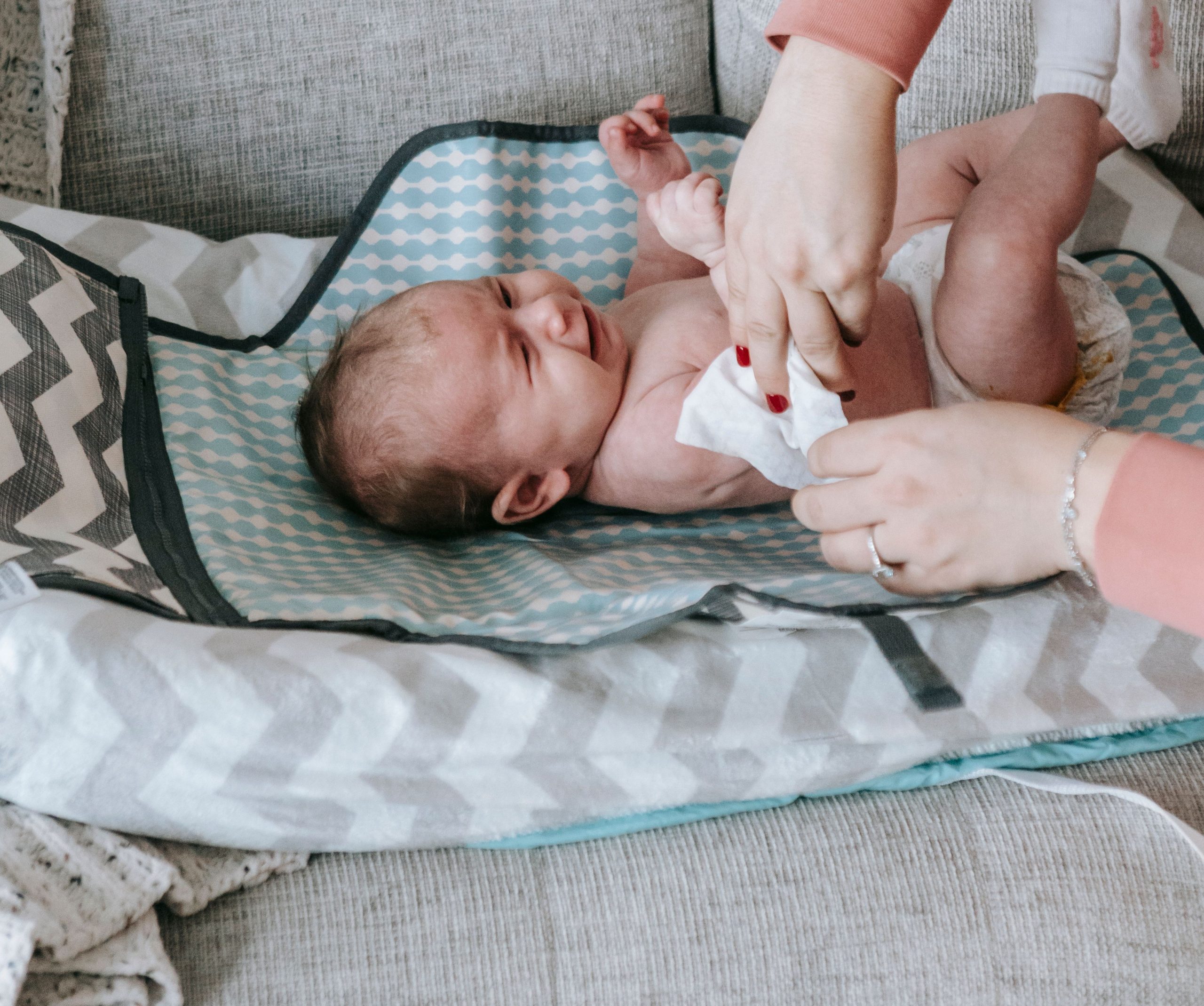 Installez un matelas confortable sur la table à langer de votre bébé